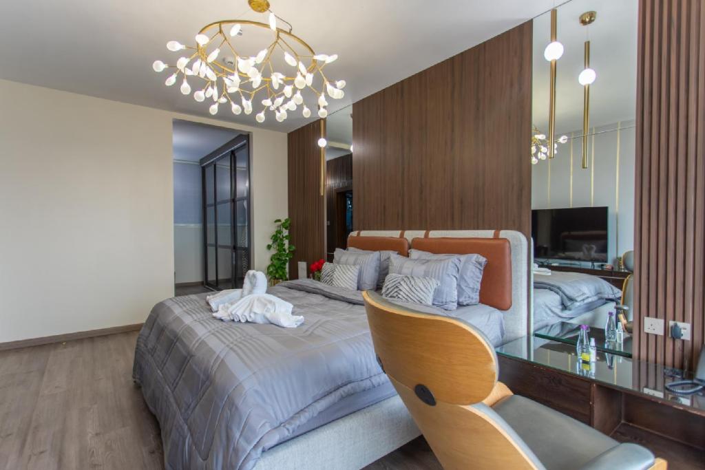 艾卜哈فلل المدينة العالية الجديدة High City Villa VIP的一间卧室设有一张大床和一张玻璃桌