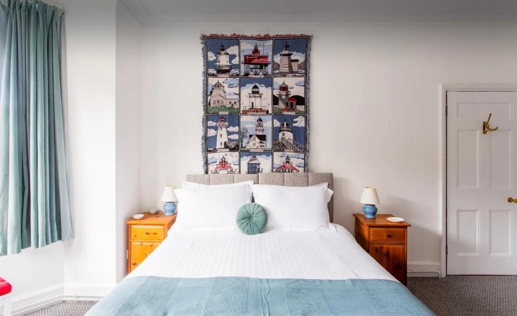 波特兰Brackenbury House的一间卧室配有床和一张带照片的墙壁