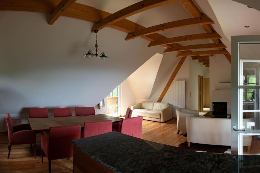 Chalet-Südsteiermark - traumhafte Aussicht, Infinity Pool, Privatsphäre, Klima und de-luxe Ausstattung的休息区