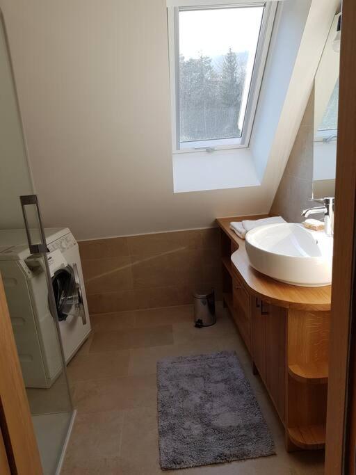 Chalet-Südsteiermark - traumhafte Aussicht, Infinity Pool, Privatsphäre, Klima und de-luxe Ausstattung的一间浴室
