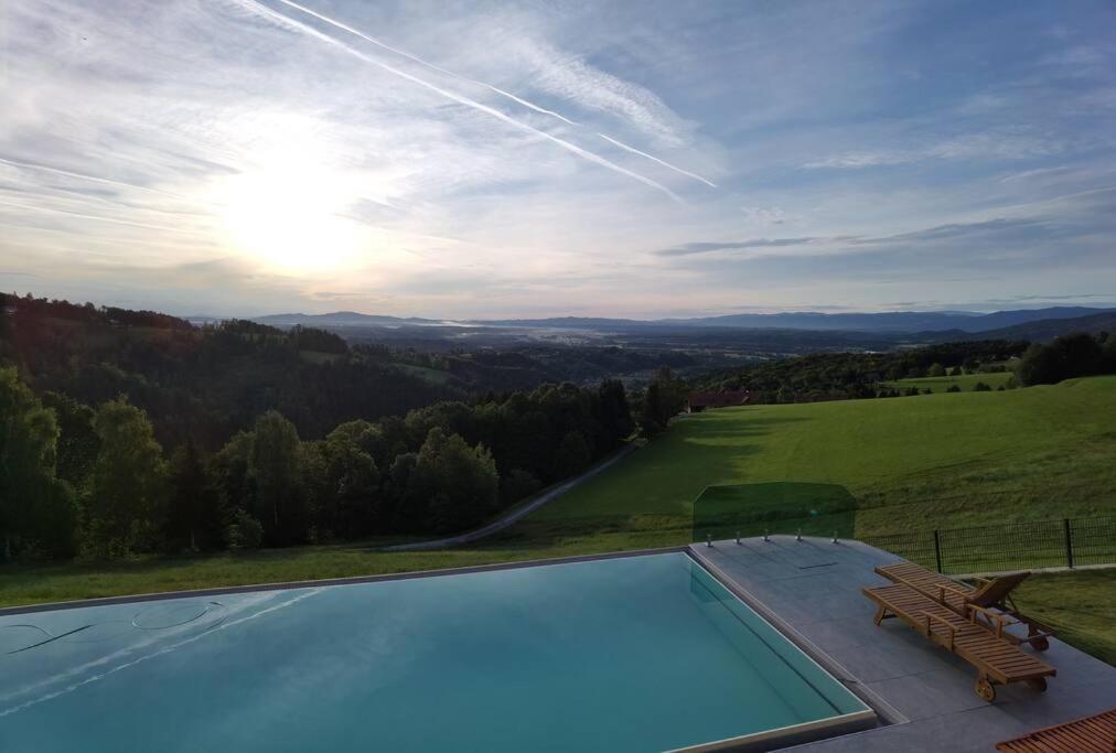 SchwanbergChalet-Südsteiermark - traumhafte Aussicht, Infinity Pool, Privatsphäre, Klima und de-luxe Ausstattung的山景游泳池