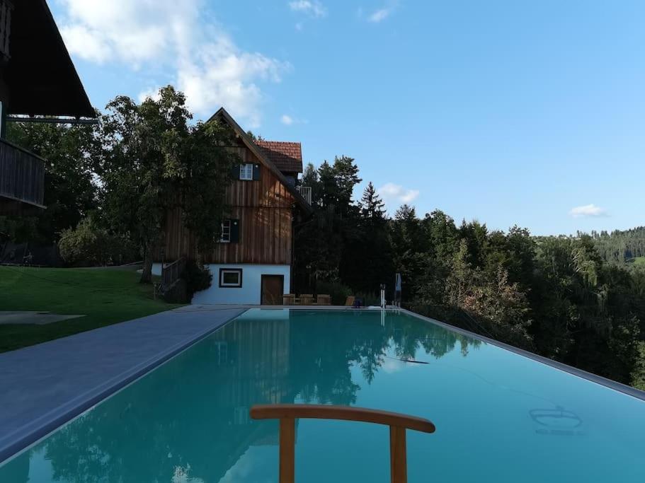 Chalet-Südsteiermark - traumhafte Aussicht, Infinity Pool, Privatsphäre, Klima und de-luxe Ausstattung内部或周边的泳池