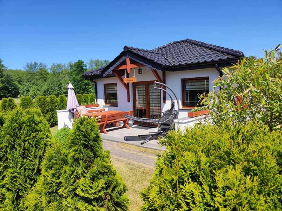 达布基Domki letniskowe Deluxe的小屋设有桌子和庭院。