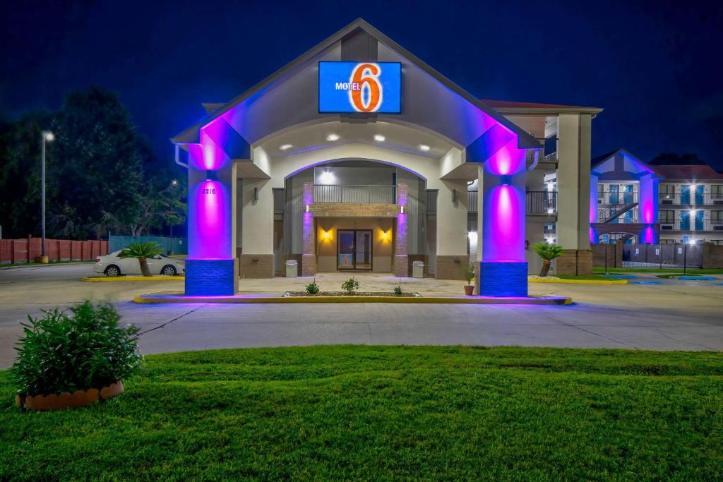 拉斐特美国最佳价值套房酒店 的停车场内紫色灯的建筑