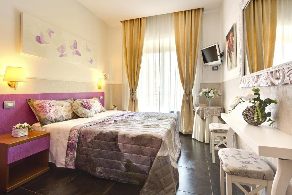 罗马马肯托尼欧酒店的配有一张床和一张书桌的酒店客房