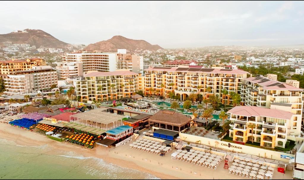 卡波圣卢卡斯卡萨朵拉达洛斯卡沃斯度假Spa酒店的享有海滩的空中景色,拥有酒店和建筑