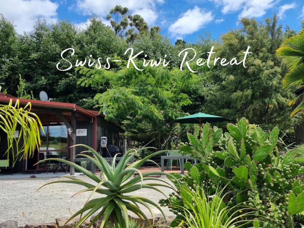陶朗加Swiss-Kiwi Retreat A self-contained Appartment and a Tiny House option的花园中读太阳吻 ⁇ 猴桃的标志
