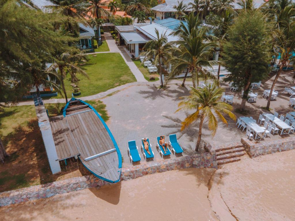 柴老海滩昭佬托桑海滩飯店的享有带椅子和游泳池的度假村的空中景致