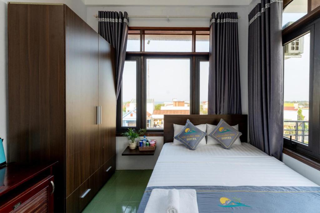 洞海Tan Hoang Minh Hotel的一间卧室设有一张床和一个大窗户