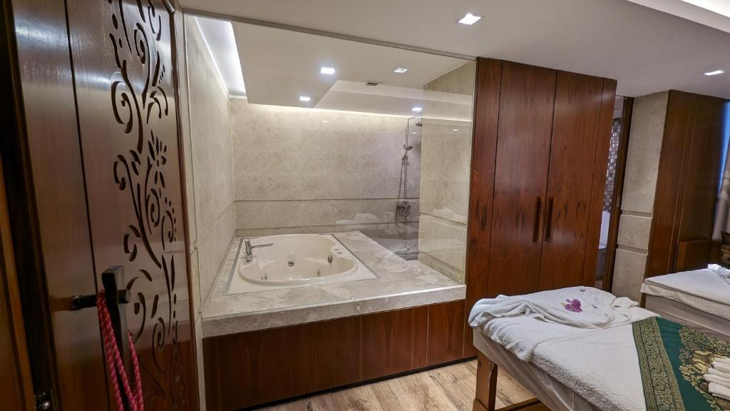 吉大港半岛大港有限公司酒店的带浴缸和盥洗盆的浴室