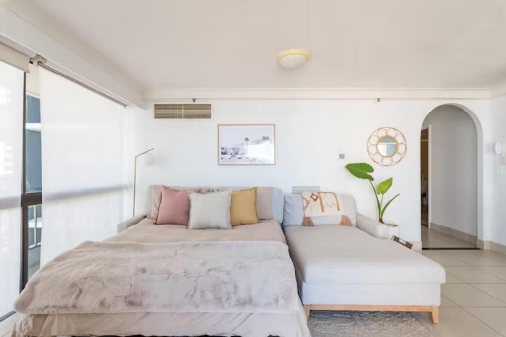 黄金海岸Longbeach Luxe, Surfers Paradise的一间卧室配有一张大床和一张沙发