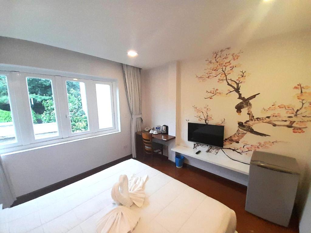 头顿Bayview Hotel & Apartments的卧室配有一张挂在墙上的树壁床。