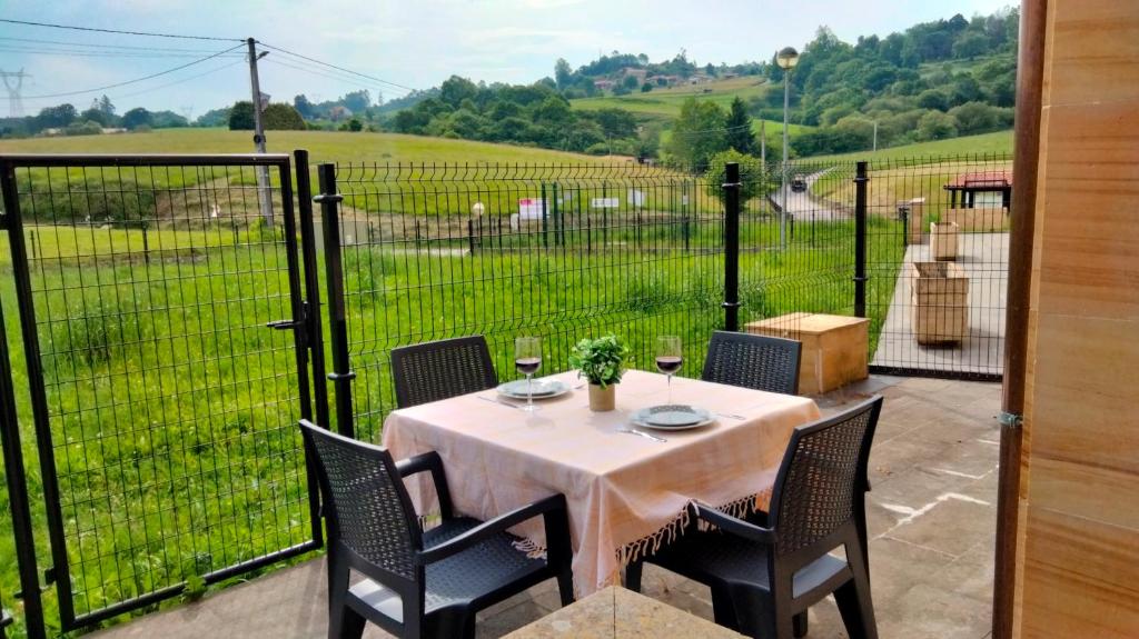 柯米拉斯El Mirador del Valle, a 9 min de Comillas的庭院内的桌子,享有田野美景