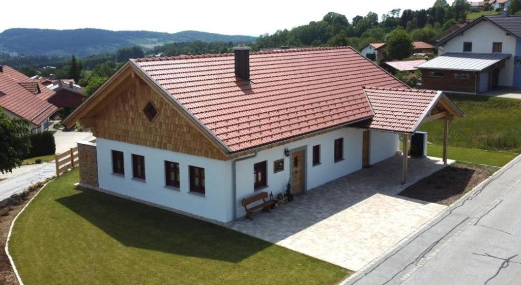 弗赖翁Chalet Zur Wildrose的一间白色的小房子,有红色的屋顶