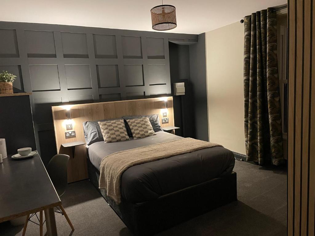 彭布罗克郡The Welshman’s Arms的一间卧室配有一张带大床头板的床