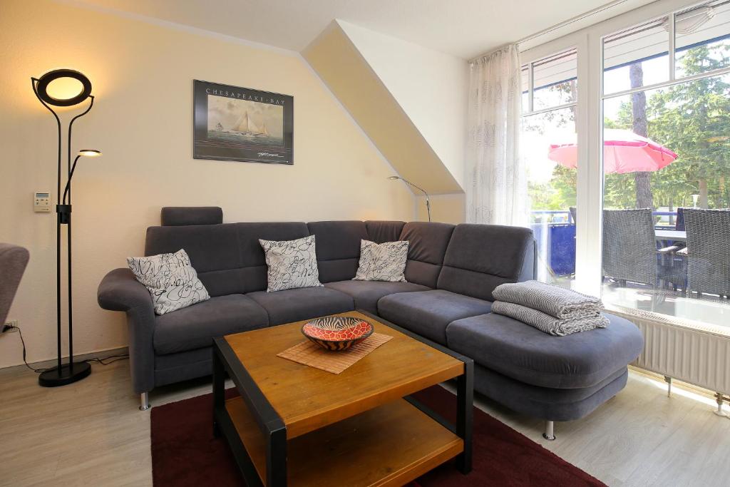 博尔滕哈根Papillon Wohnung 18-6的客厅配有沙发和桌子