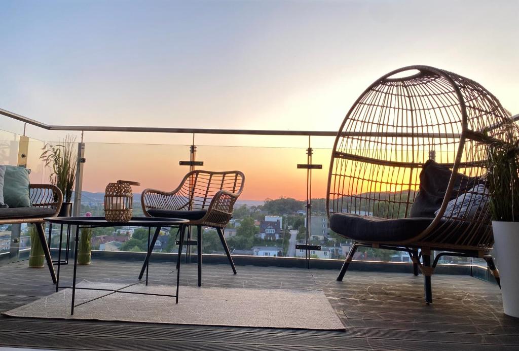 格丁尼亚Gdynia z widokiem的阳台配有桌椅,享有风景。
