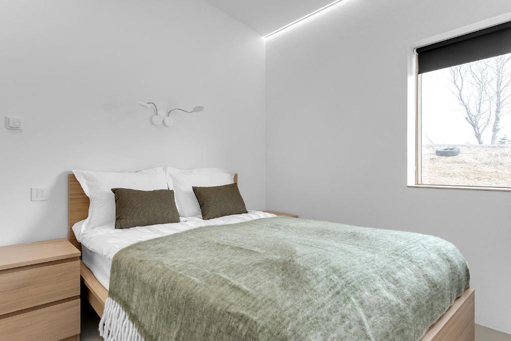 弗吕济Klettar - The Old Hatchery Iceland的白色的卧室设有床和窗户
