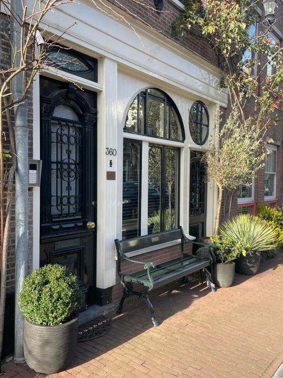阿姆斯特丹Villa360的门楼前的长凳