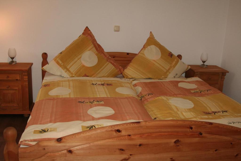 格尔利茨吉娜膳食公寓的一间卧室配有一张大木床和棕色床单