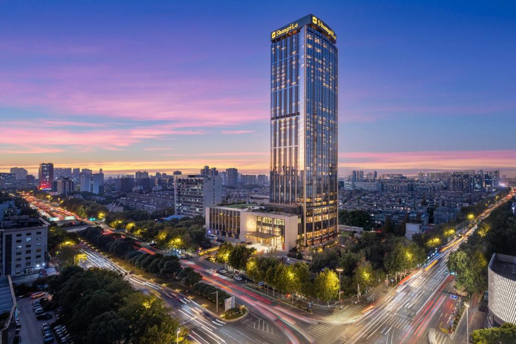 南京南京香格里拉的夜晚在城市里高耸的摩天大楼