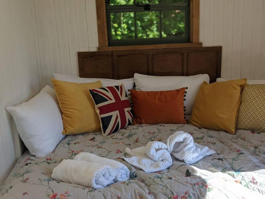 CowfoldKenny’s Hut的床上配有毛巾和枕头