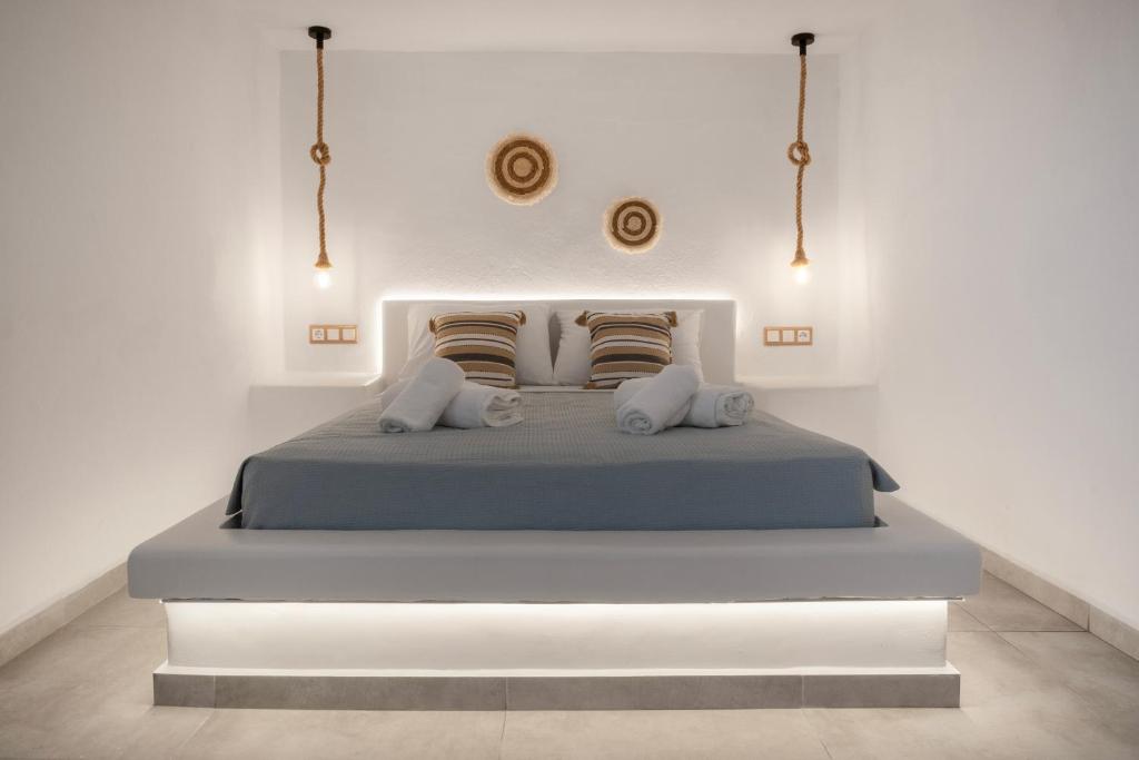 米克诺斯城Feel Breeze的白色卧室配有带2个枕头的床