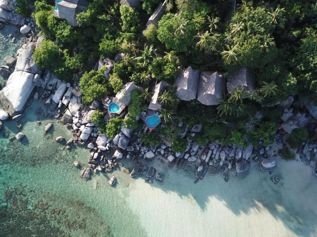 涛岛涛岛小屋酒店的海滩上的度假村的空中景致