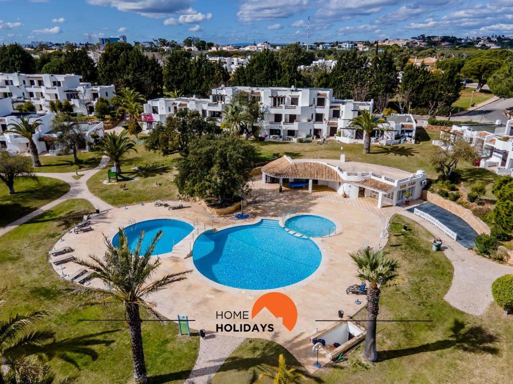 阿尔布费拉#120 Sunny Balcony with Pools and Golf Course的享有带游泳池的度假村的空中景致