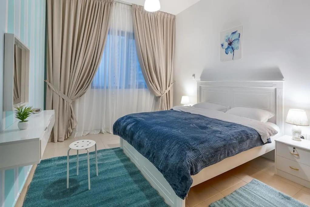 阿布扎比BEST 2 Bedroom Apartment Beach Front (Sea View)的一间卧室配有一张带蓝色毯子的大床
