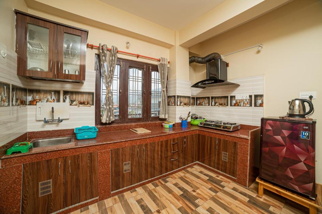博卡拉Subedi Apartment的一个带木制橱柜和水槽的大厨房