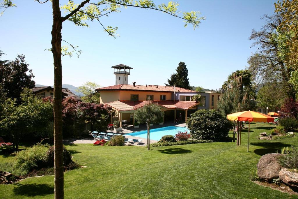 卢加诺卢加诺萨沃萨青年旅舍的享有带游泳池和塔楼的房子的景色
