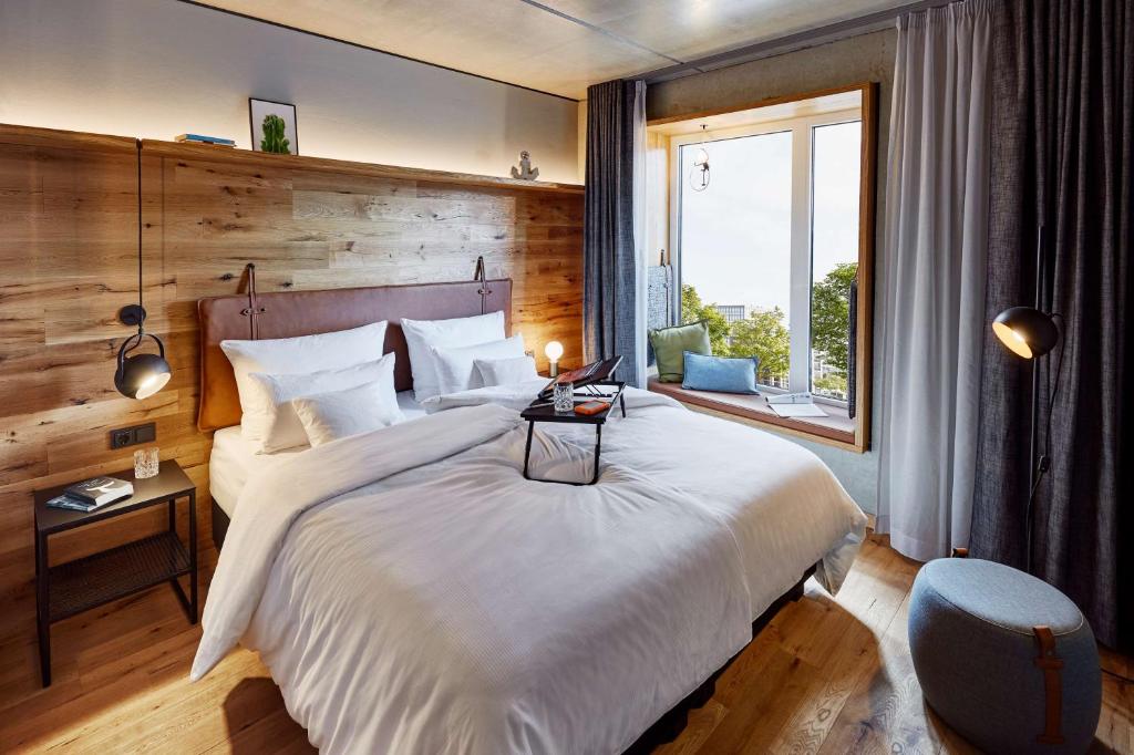基尔me and all hotel Kiel, part of JdV by Hyatt的卧室设有一张白色大床和一扇窗户。