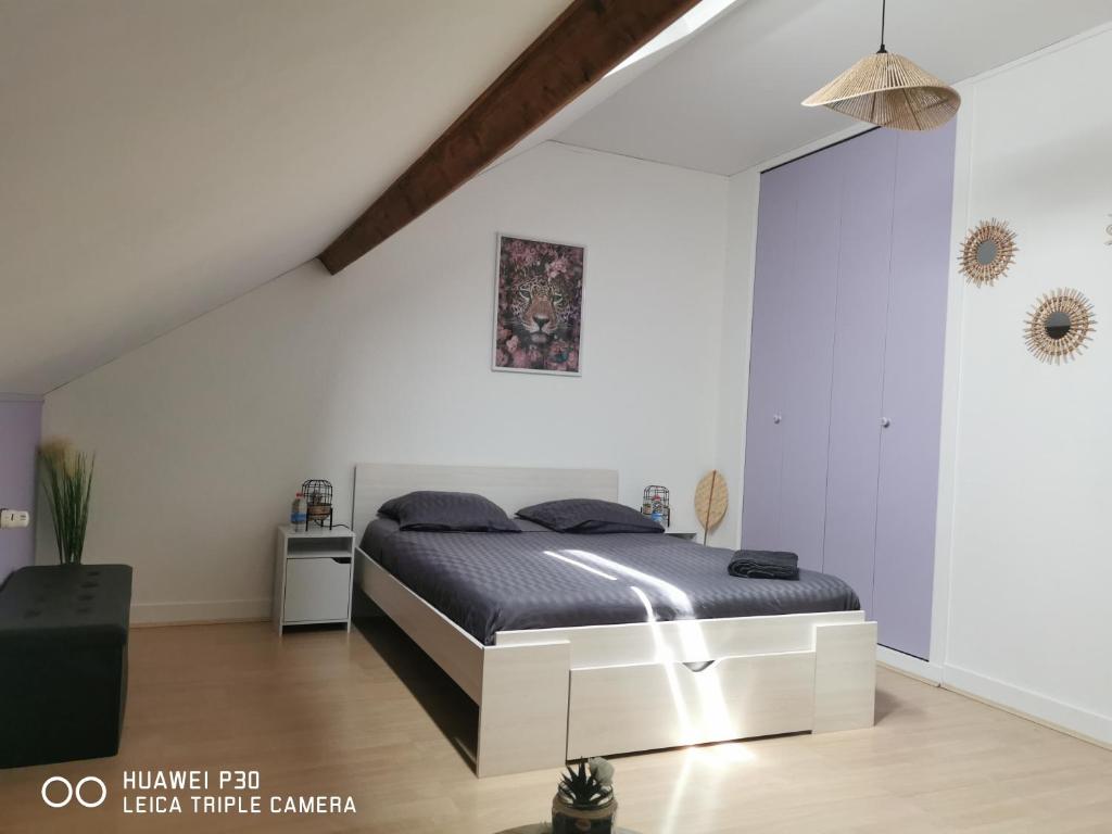 阿纳齐2 chambres privatives avec Sdb proche circuit的一间白色客房内的床铺卧室