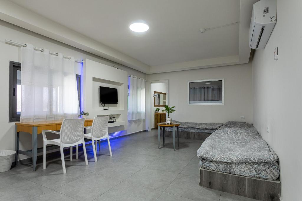 Little Prince Hostel-5 Min Walk To The Beach的电视和&#47;或娱乐中心
