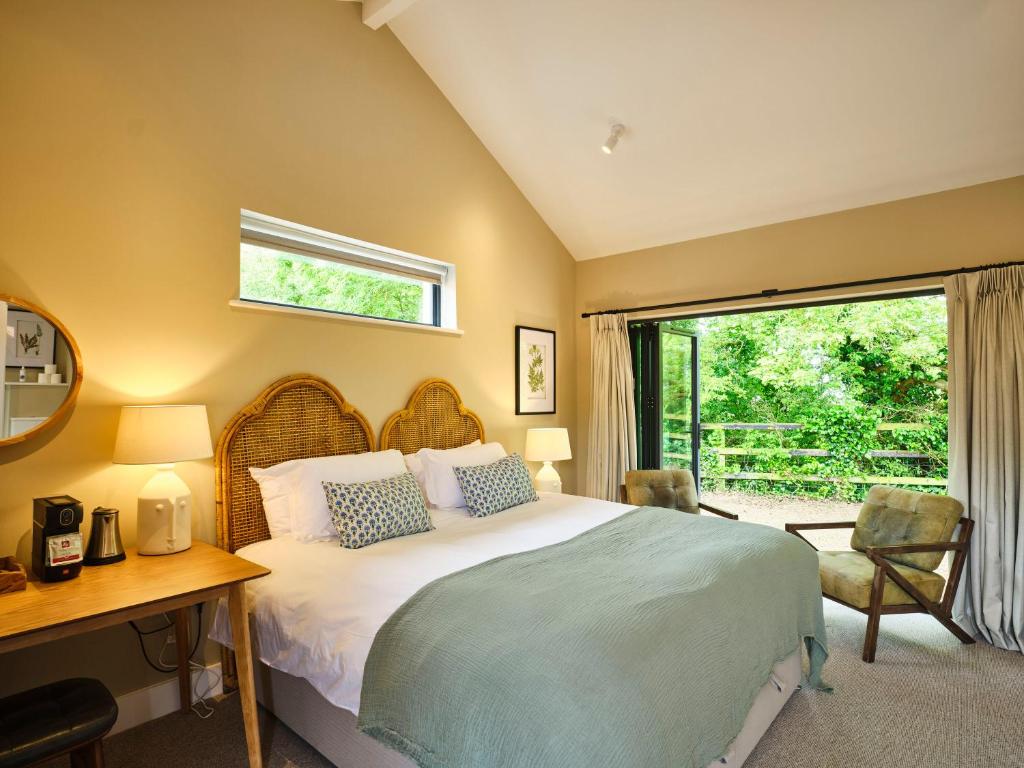 贝里圣埃德蒙兹The Weeping Willow的一间卧室配有一张床、一张书桌和一个窗户。