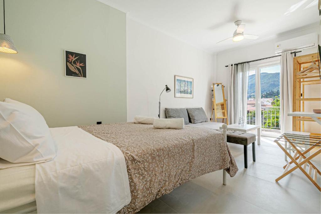 阿普索斯Terranova beach apartment - Menta的白色的卧室设有床和窗户