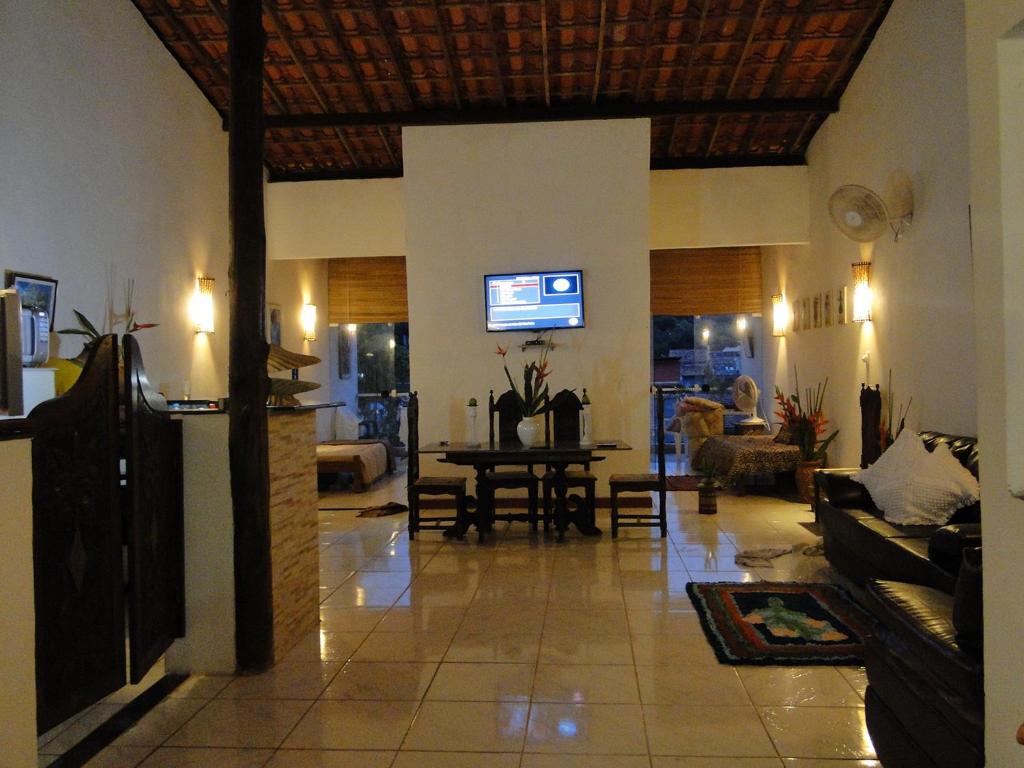 伊塔卡雷Casa de Vidro的客厅配有沙发和电视。