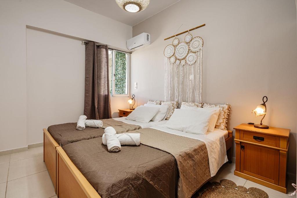 扎金索斯镇Aria Apartment的卧室配有带白色枕头的大床