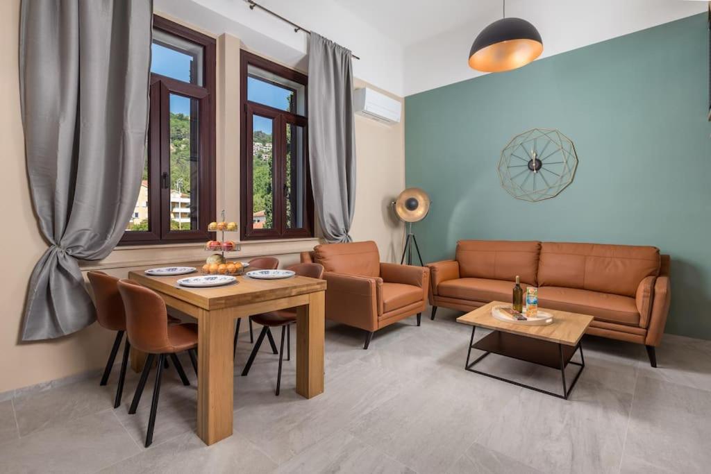 洛夫兰Maisonette Apartment Matej的客厅配有桌子和沙发