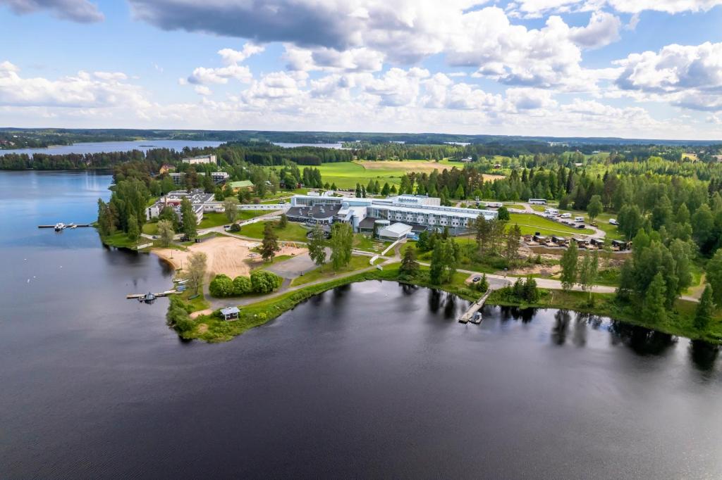 伊卡利宁Ikaalinen SPA & Resort的水中岛屿上度假村的空中景观