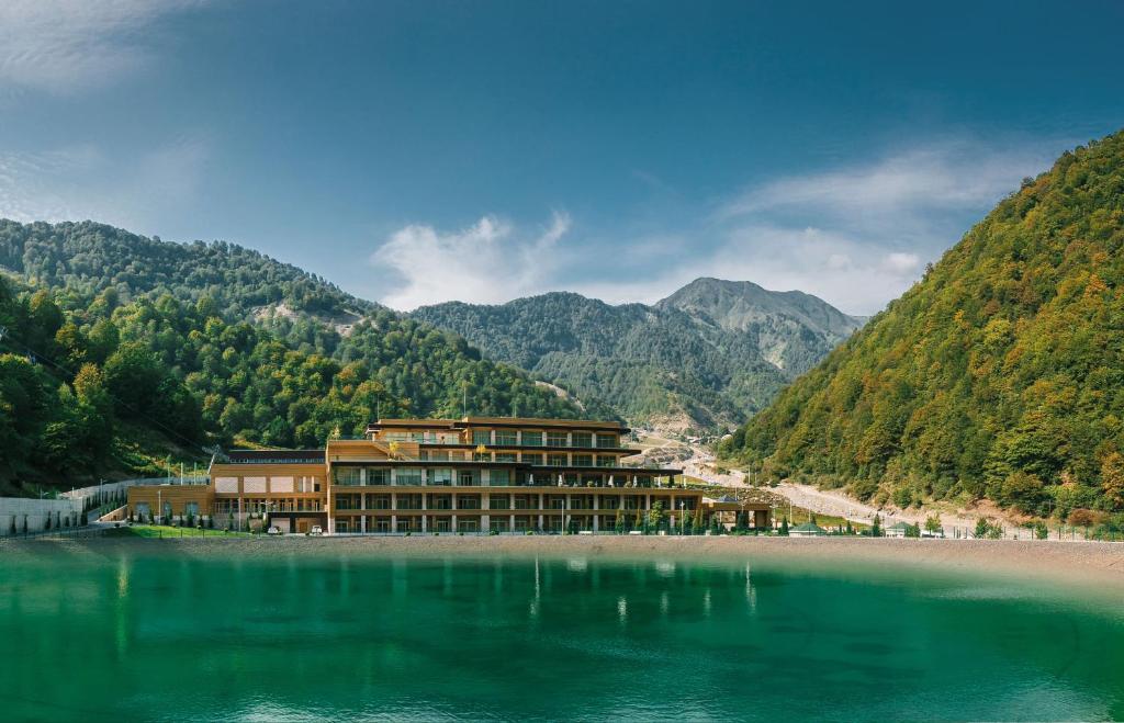 盖贝莱夸卡图峰山度假酒店的水岸的酒店