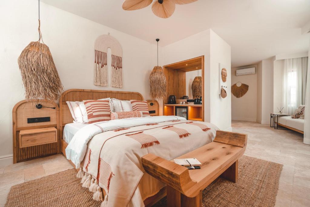 锡德6 ROOMS BY AZUMARE的一间卧室配有一张大床和一张木桌