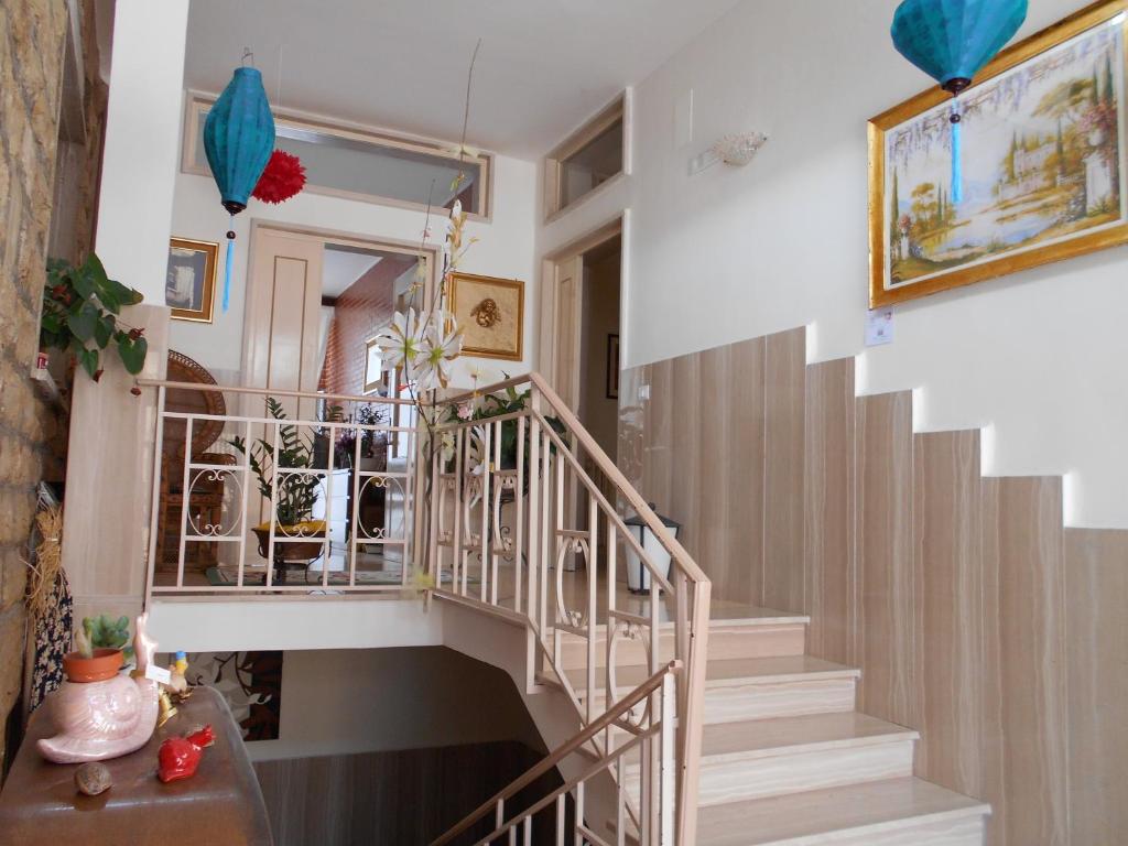 Sannicandro di BariLe Chiocciole的房屋内的楼梯,有白色和木楼梯