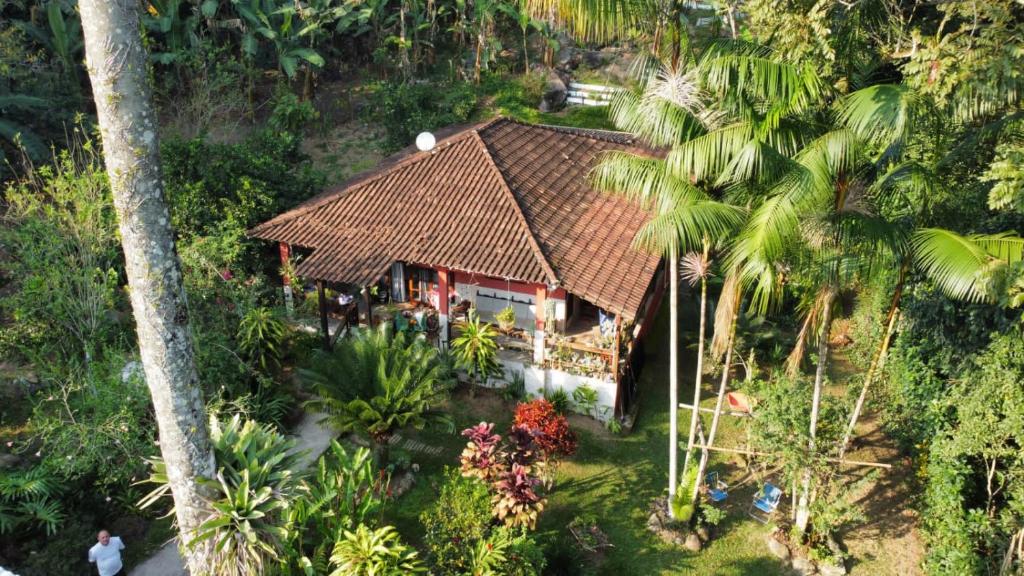 阿布拉奥Casa Araribá - Ilha Grande的丛林中房屋的顶部景观