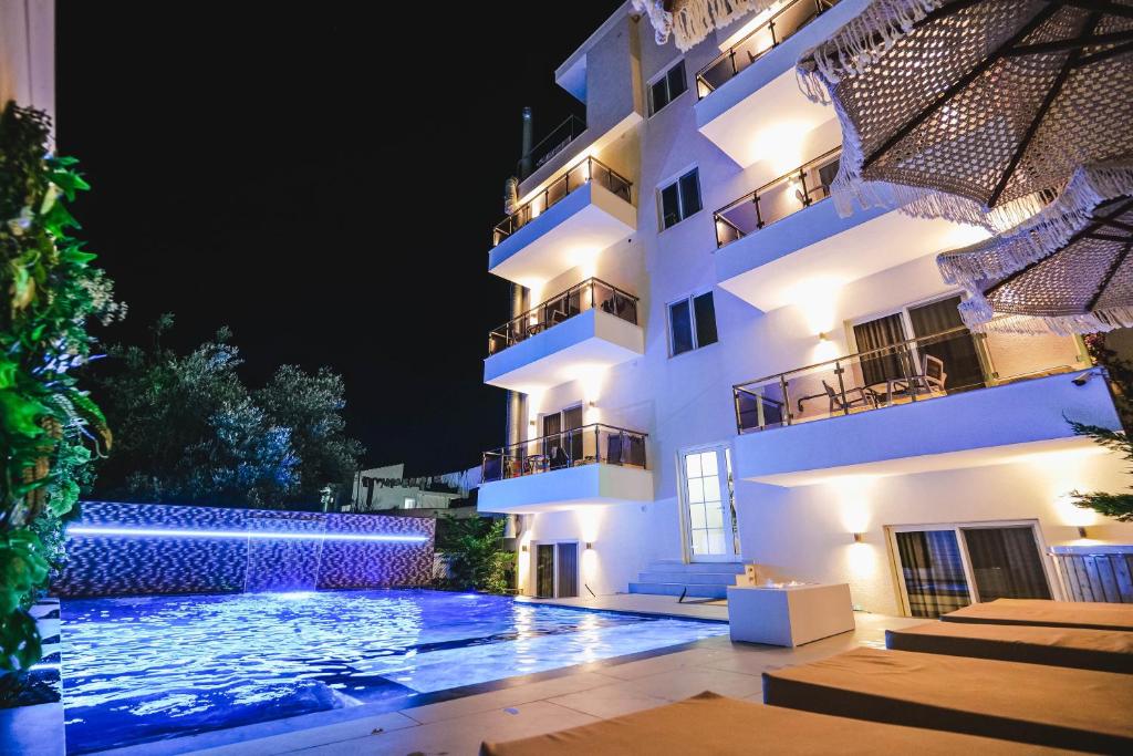 卡萨米尔Hotel Mare的一座晚上设有游泳池的建筑