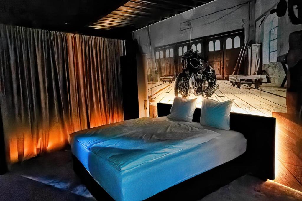 班斯卡-比斯特里察SINATRA CIGAR HOUSE的卧室配有一张壁挂摩托车的床