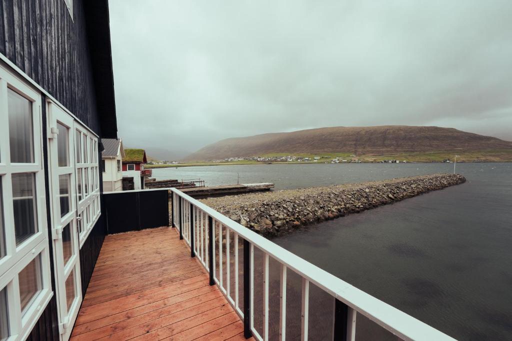 HvalvíkDahlastova / Stunning Boathouse / Bay View / 3BR的水体旁建筑物的阳台