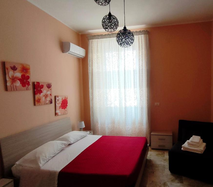 雷焦卡拉布里亚Arte Mia B&B的卧室设有红色和白色的床和窗户。