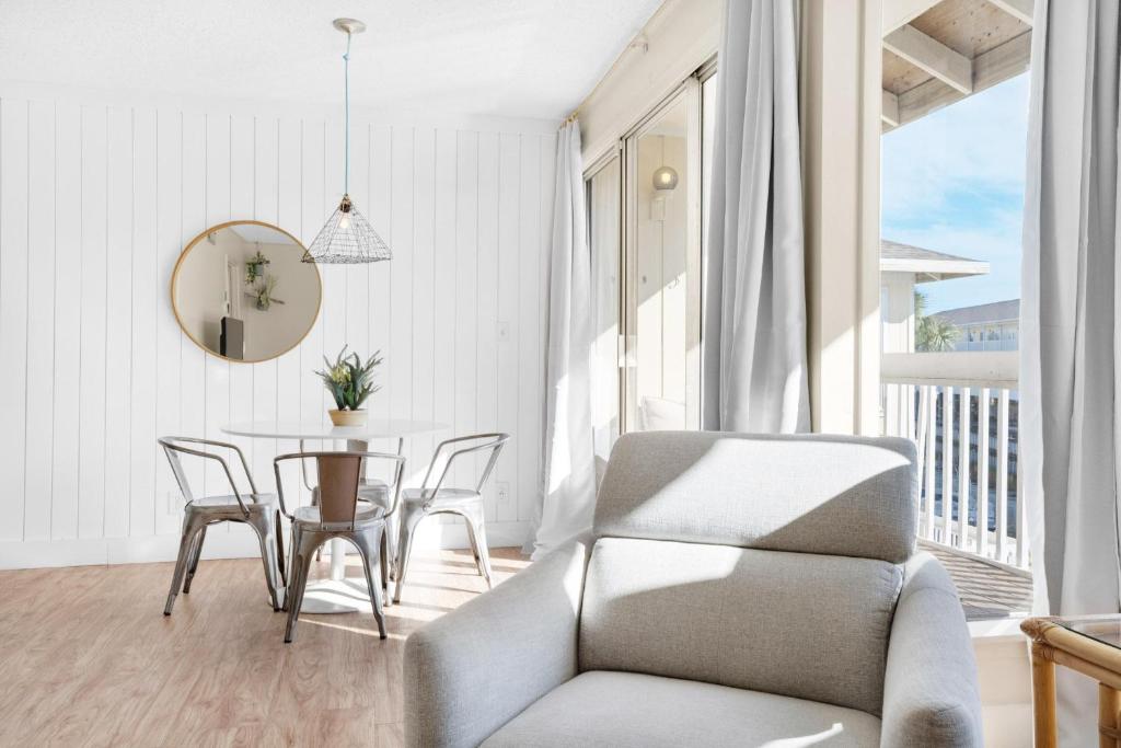 德斯坦Sandpiper Cove 2023的客厅配有椅子和桌子